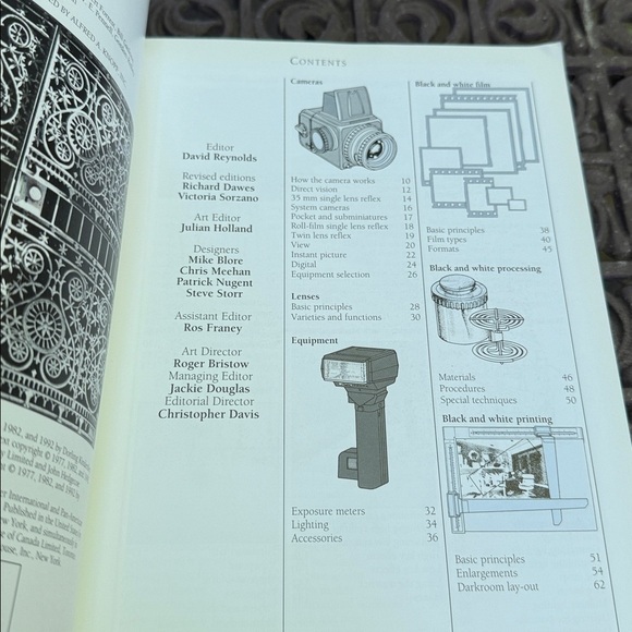 The Photographer’s Handbook by John Hedgecoe. Third edition Paperback. - Picture 7 of 10